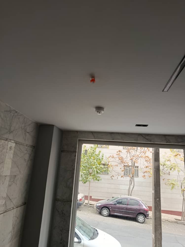 اجرای اسپرینکلر و دتکتوری حرارتی در کنار یکدیگر در پارکینگ